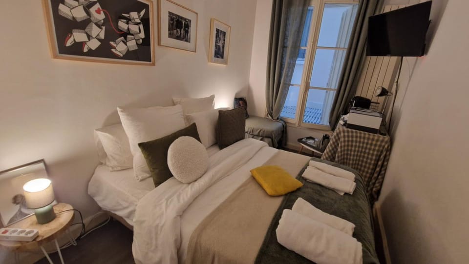 center of paris 6 eme ,1 minute Gare Montparnasse,5 minute Eiffel tour and Louvre Meusm,amusing place Bed and Breakfast in Paris