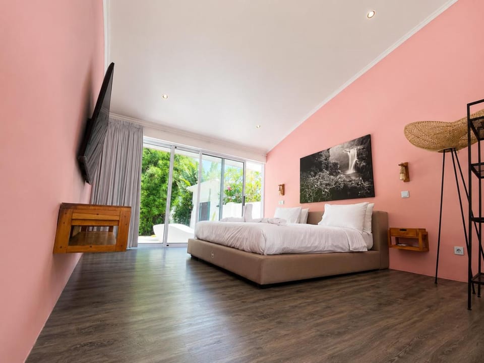 Bed, TV and multimedia, Bedroom