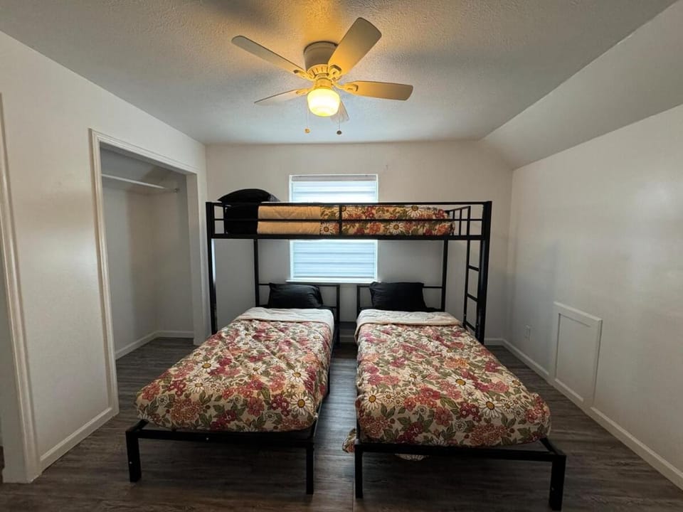 Spacious Family Friendly Home - 10 plus beds, Near DFW Airport, ATT Stadium, Six flags amusement parks Villa in Irving