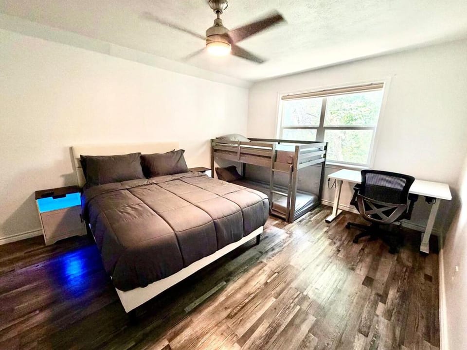 Spacious Family Friendly Home - 10 plus beds, Near DFW Airport, ATT Stadium, Six flags amusement parks Villa in Irving