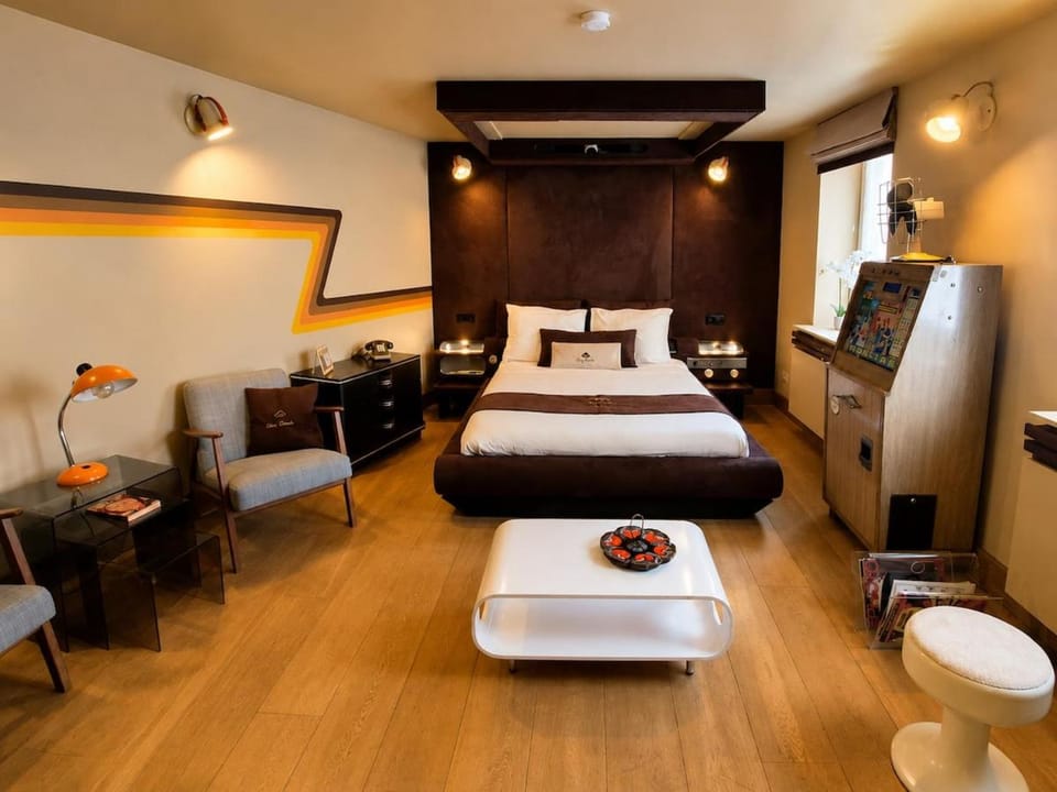 Photo of the whole room, Bedroom