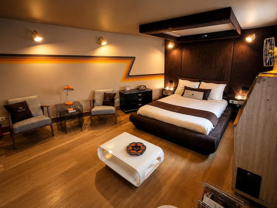 Bed, Seating area, Bedroom