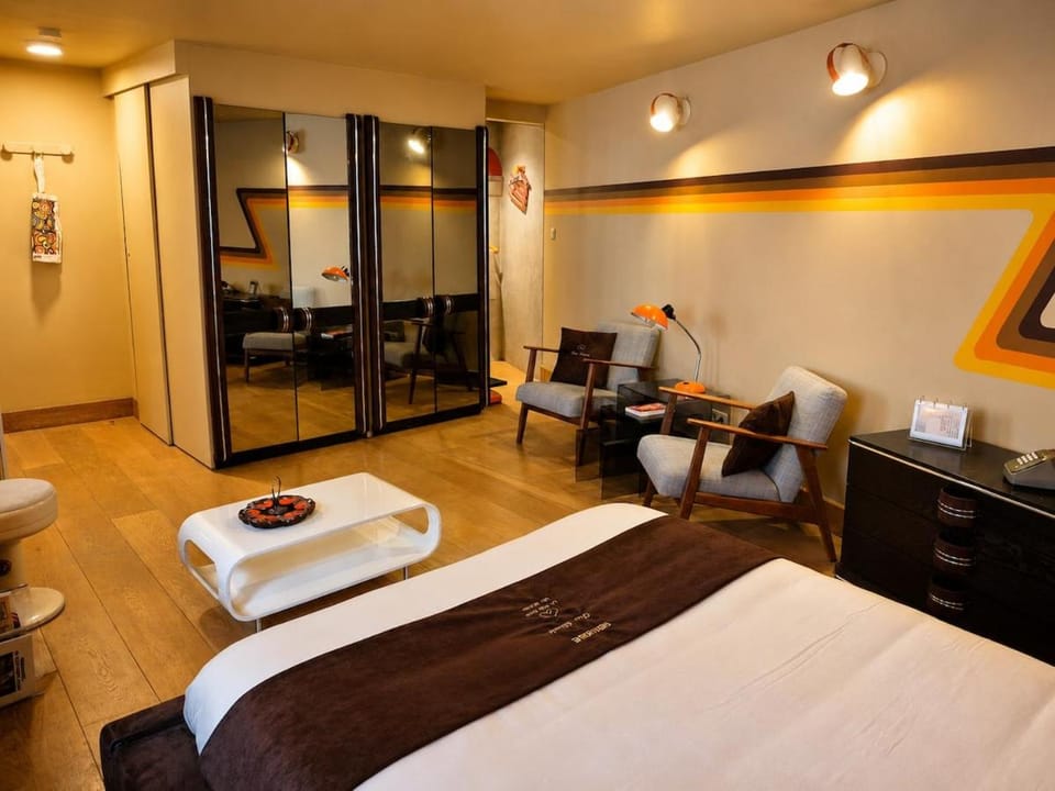 Bed, Seating area