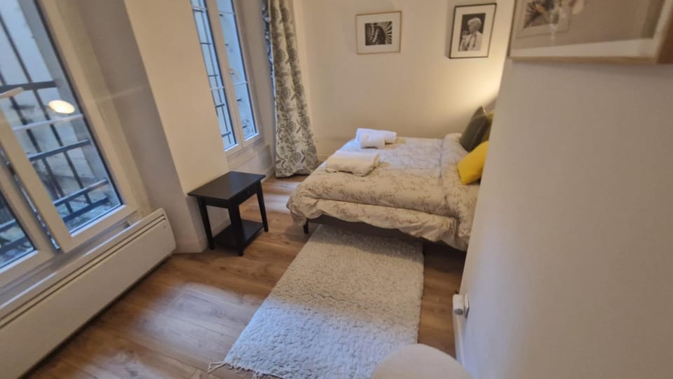 2mins gare Montparnasse ,center, front metro, exeptionnel place bd Saint Germain,5 minute Eiffé tour and Louvre meusm ,aesome place Bed and Breakfast in Paris