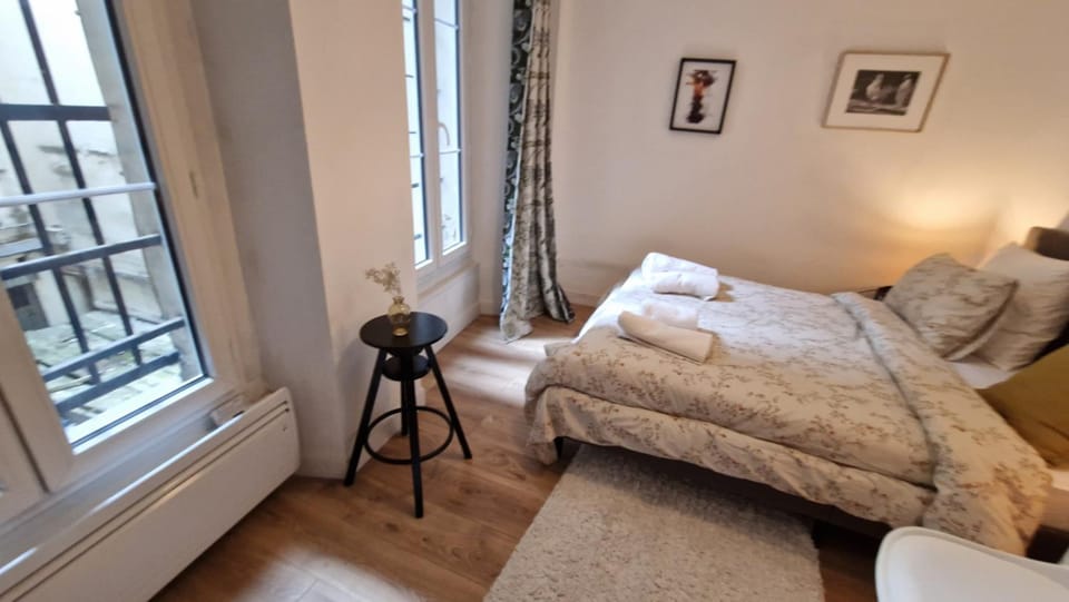 2mins gare Montparnasse ,center, front metro, exeptionnel place bd Saint Germain,5 minute Eiffé tour and Louvre meusm ,aesome place Bed and Breakfast in Paris