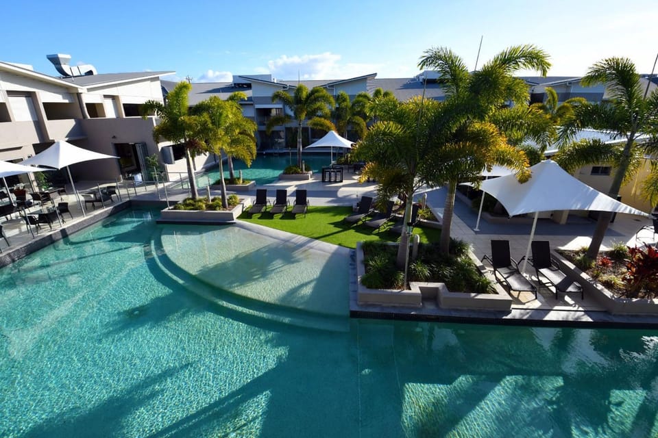 Property building, Swimming pool, sunbed
