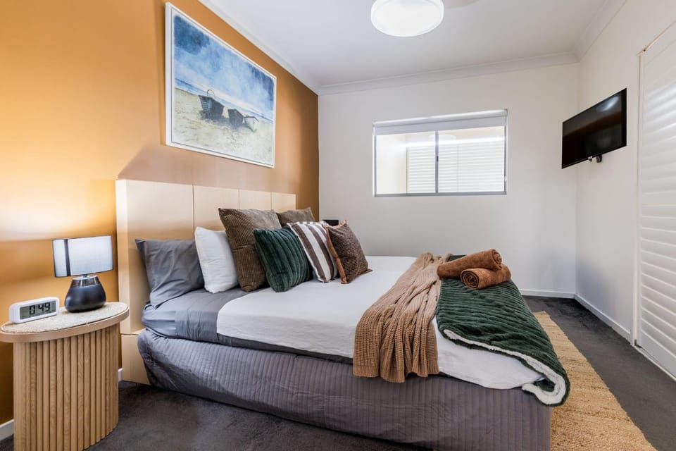 Bed, TV and multimedia, Bedroom
