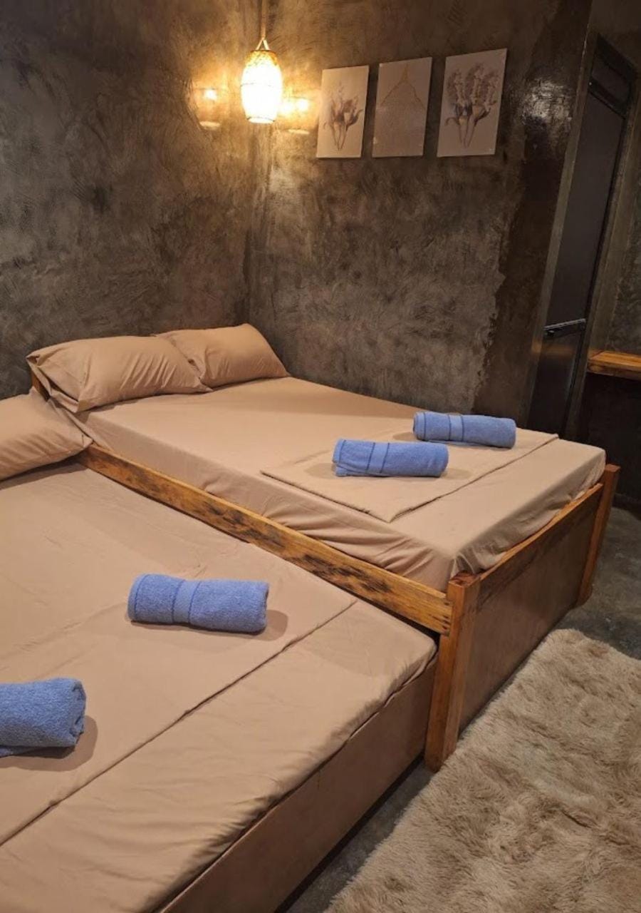 Bed, towels