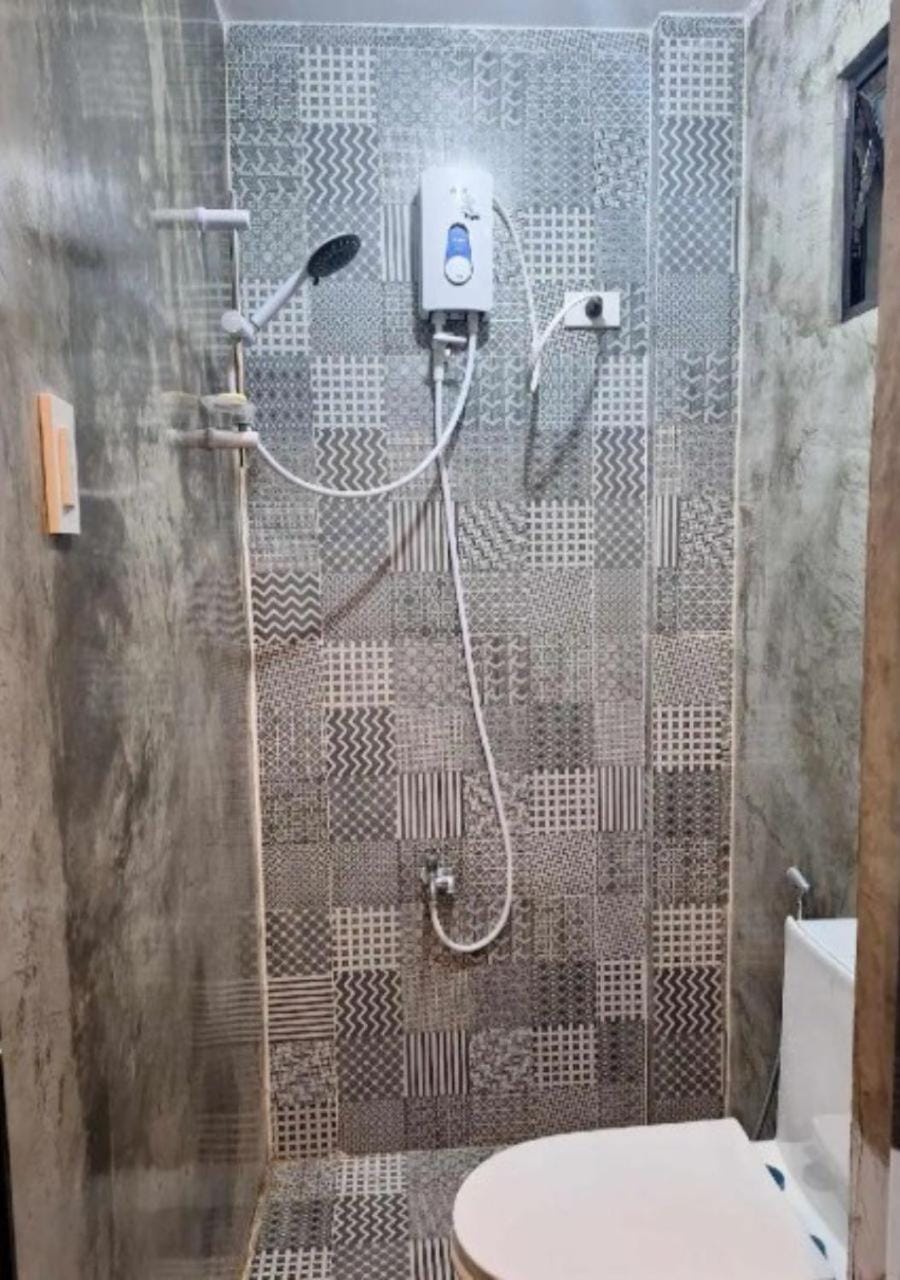 Shower, Toilet