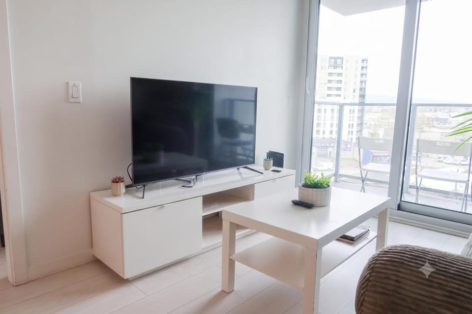 Olympic VillageSleeps 5 Parking Gym AC Apartment in Vancouver