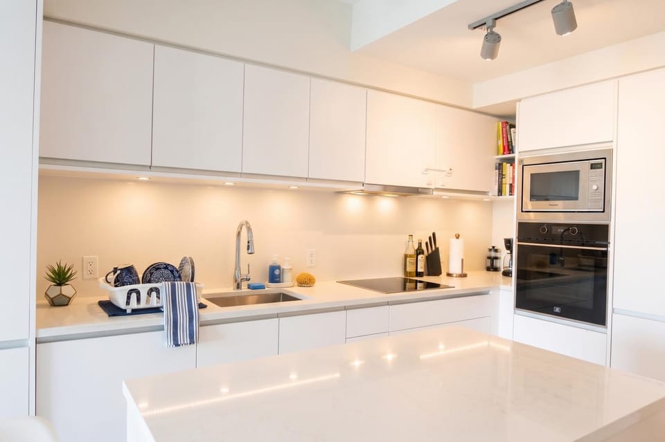 Olympic VillageSleeps 5 Parking Gym AC Apartment in Vancouver