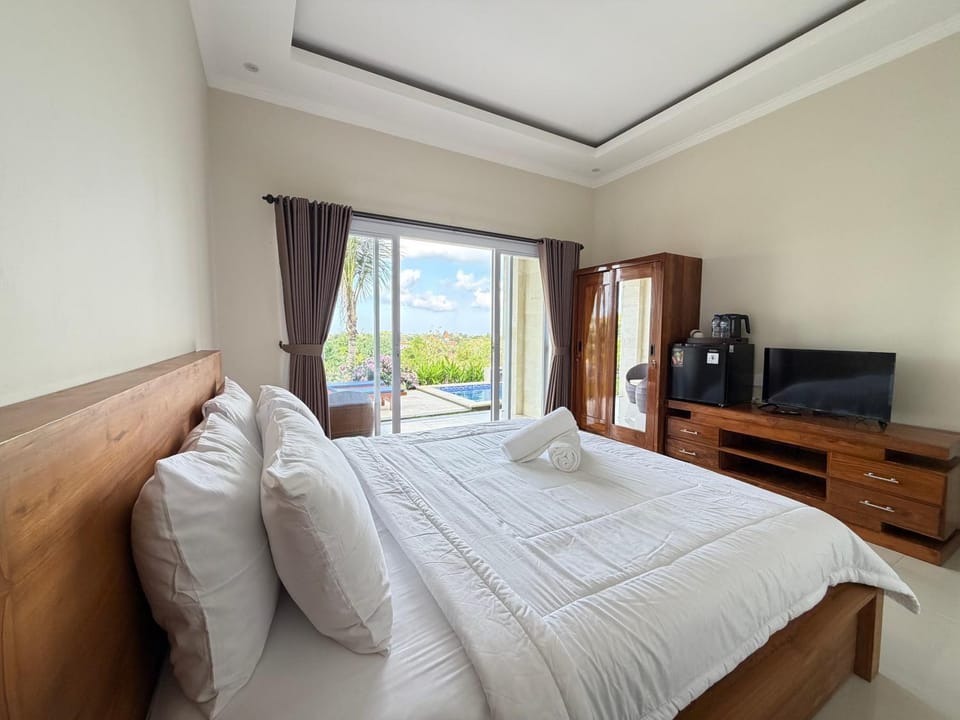 Bed, TV and multimedia, Photo of the whole room, Bedroom