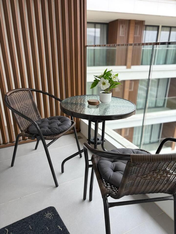 1-Min Walk to Layan Beach • Top-Floor King Studio Apartment in Choeng Thale