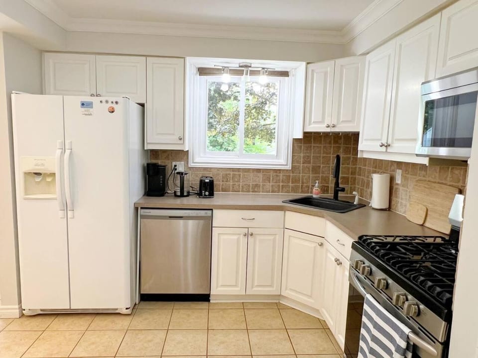 Coffee/tea facilities, Kitchen or kitchenette, dishwasher, stove
