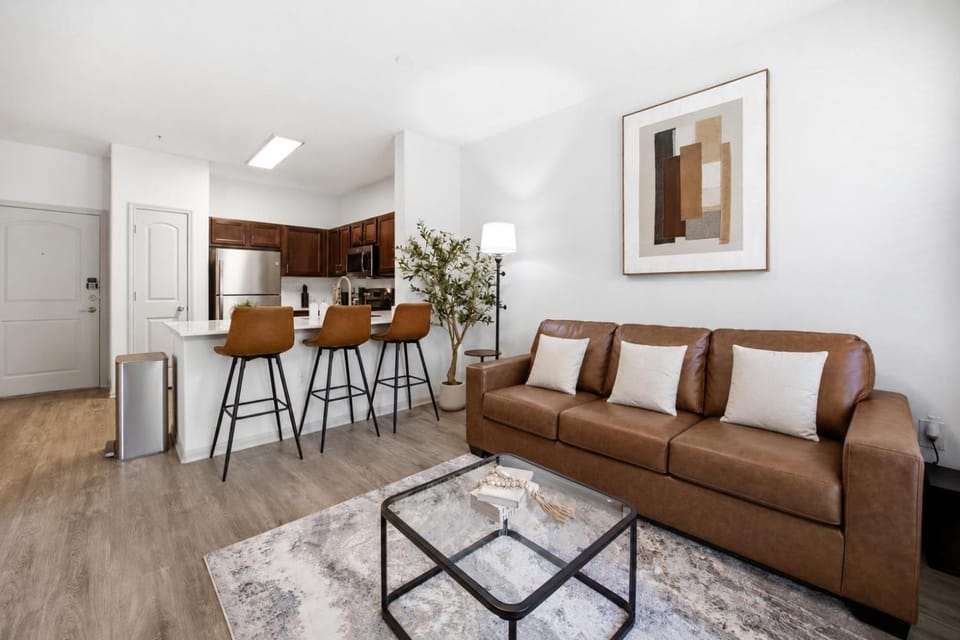 Solis Stay 1-King Bed Sofa Bed in Frisco with pool and gym access Apartment in Frisco