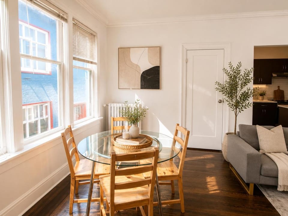 Comfortable 2BR Close to English Bay Apartment in Vancouver