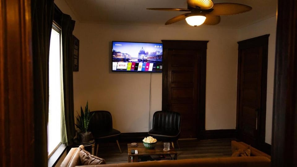 Cozy Lansing Retreat, Steps from Downtown & River Apartment in Lansing
