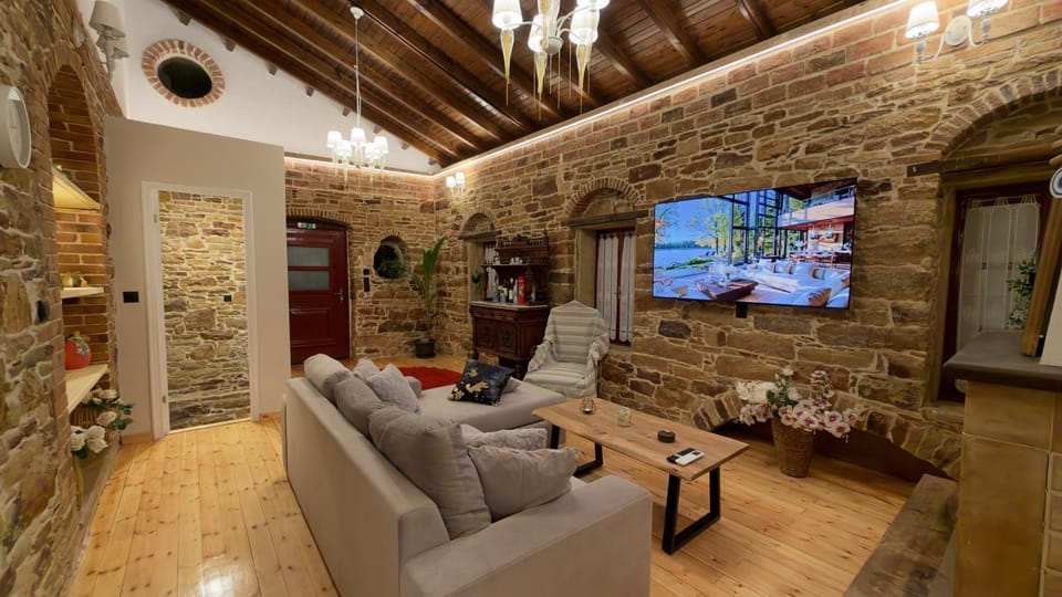 TV and multimedia, Living room, Seating area, Evening entertainment