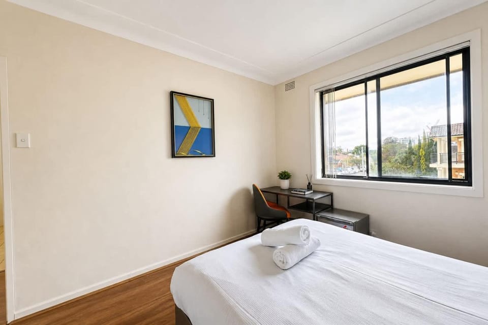 Auburn Double Room - Walk to Station & Dining - Shared Bathroom Bed and Breakfast in Sydney