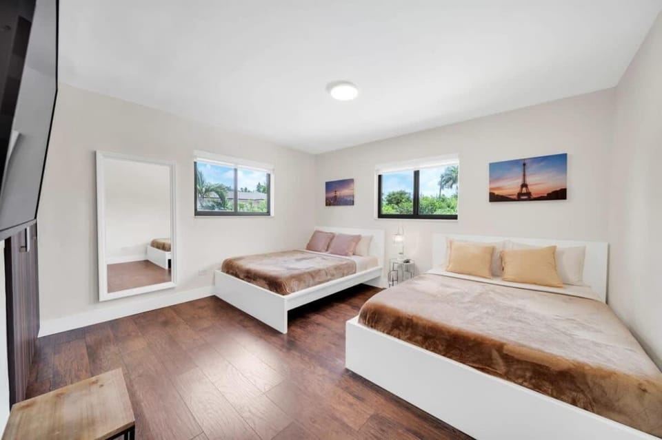 Villa Vivara, Luxury 7BR Retreat with Private Pool in Miami Villa in Golden Glades