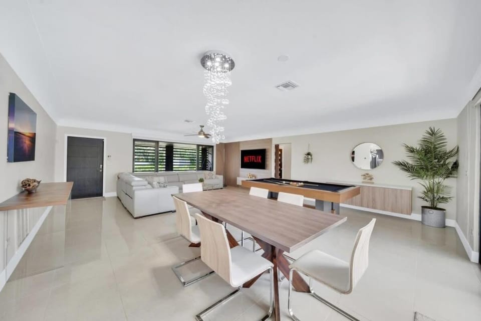 Villa Vivara, Luxury 7BR Retreat with Private Pool in Miami Villa in Golden Glades