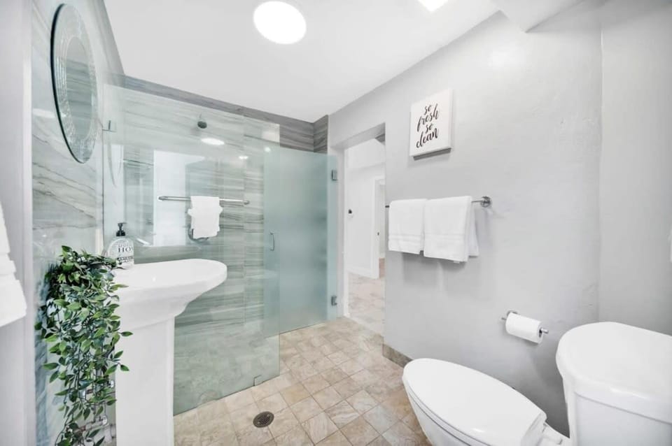 Villa Vivara, Luxury 7BR Retreat with Private Pool in Miami Villa in Golden Glades