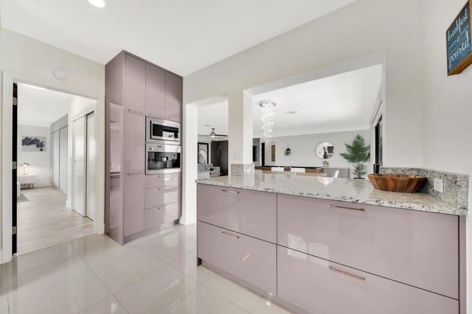 Villa Vivara, Luxury 7BR Retreat with Private Pool in Miami Villa in Golden Glades
