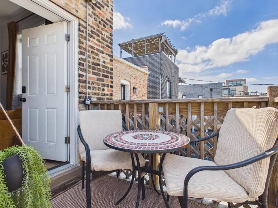 Zen City Escape Patio Free Parking Apartment in Chicago