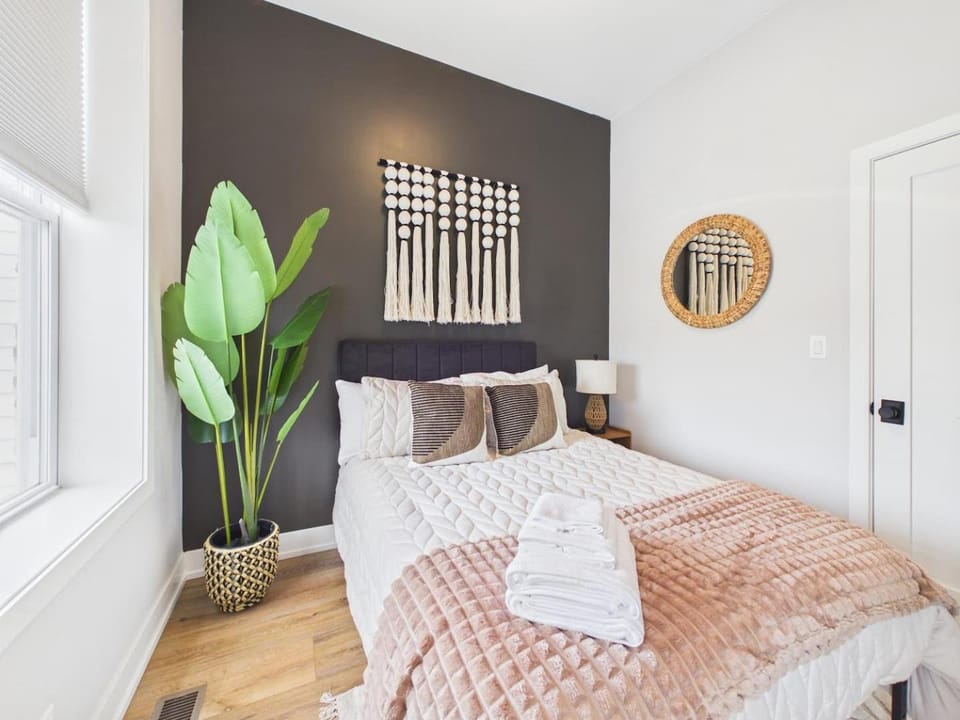 Zen City Escape Patio Free Parking Apartment in Chicago