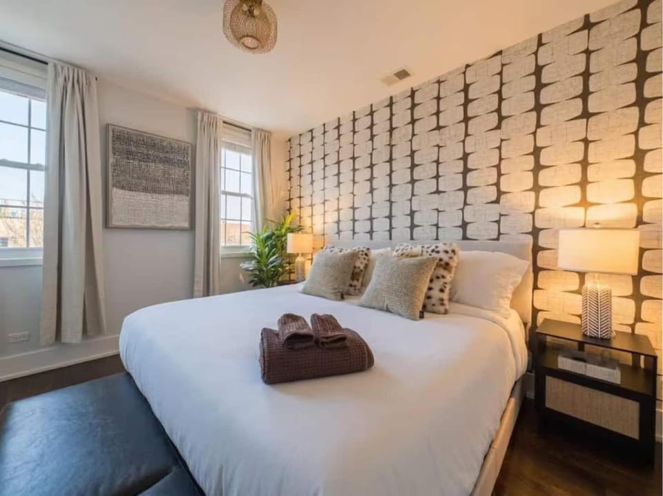 The Boho House Two Private Suites Parking Apartment in Chicago