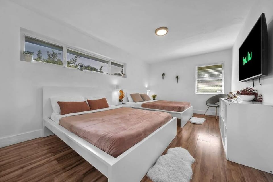 Villa Maris, Modern 5BR Getaway Near Miami Beach Villa in Golden Glades