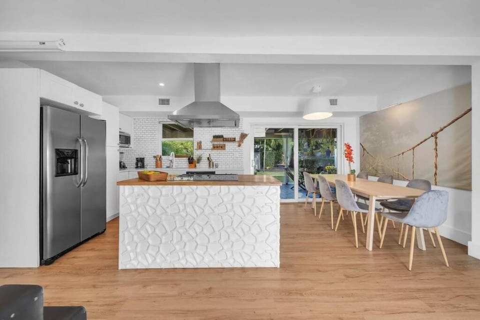 Villa Maris, Modern 5BR Getaway Near Miami Beach Villa in Golden Glades