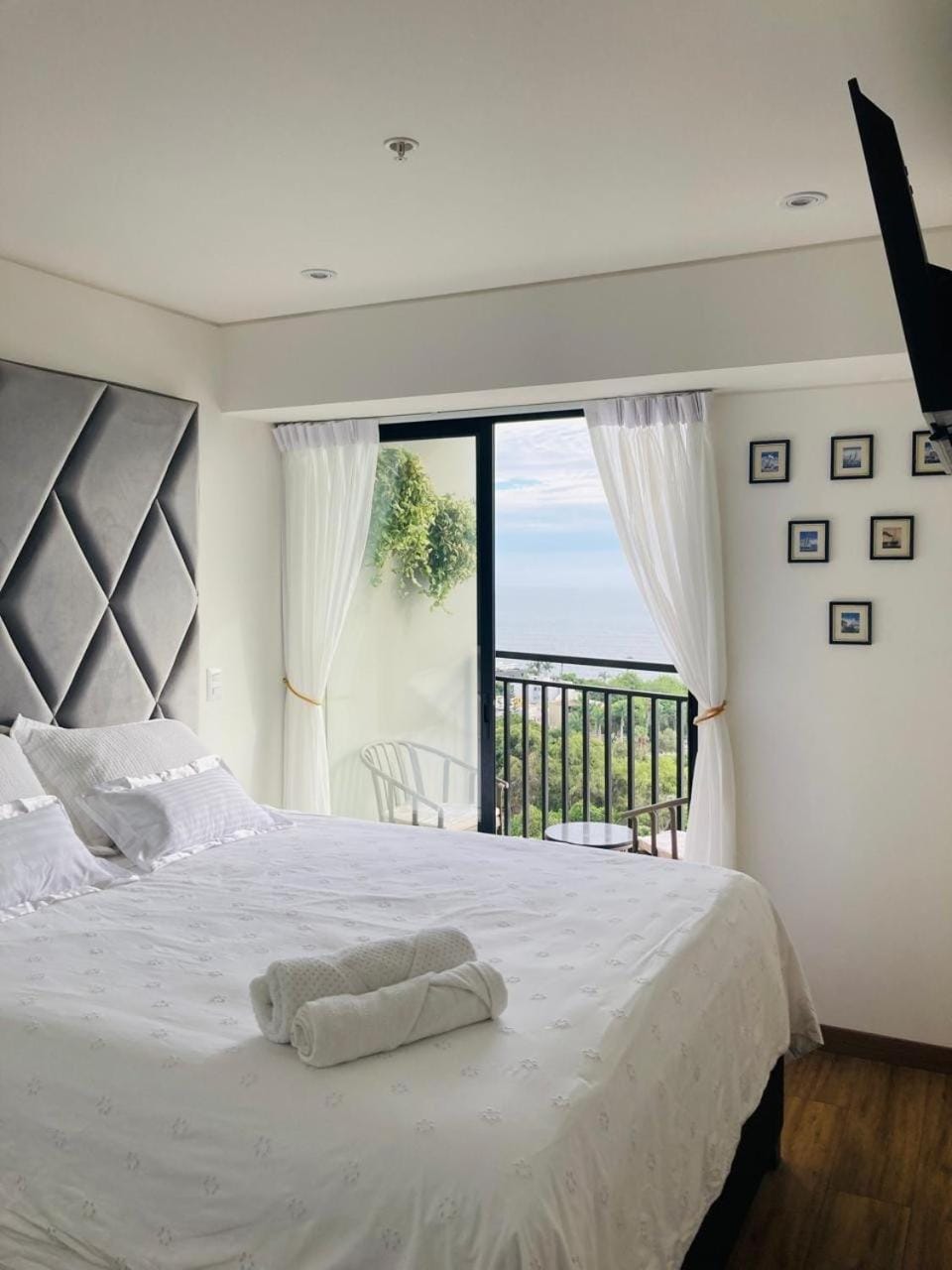 Romance and Comfort with Terrace and Sea View Apartment in Magdalena del Mar