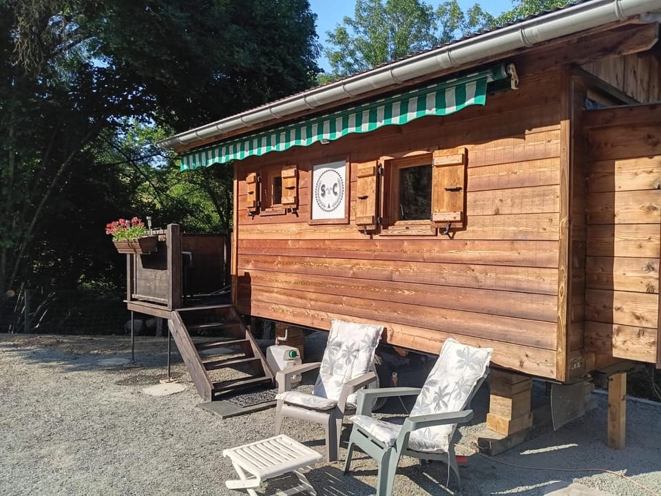 Notre roulotte de charme Campground/ 
RV Resort in Auvergne-Rhône-Alpes