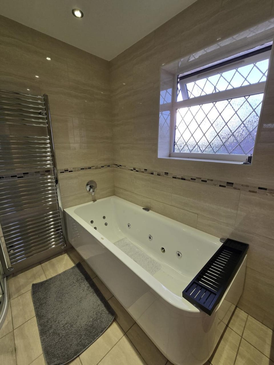 The Headley Manor Lux 6-Bedroom Home in Oxford House in Oxford