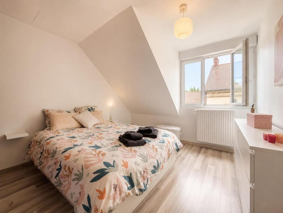 Photo of the whole room, Bedroom