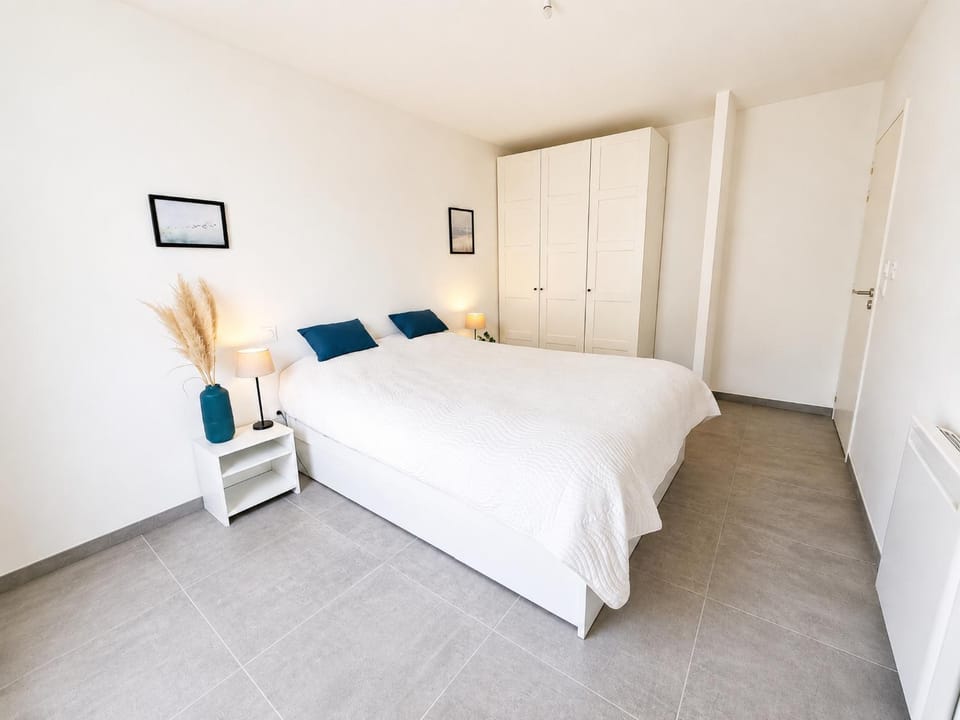 Bed, Photo of the whole room, Bedroom, heating, wardrobe, air conditioner