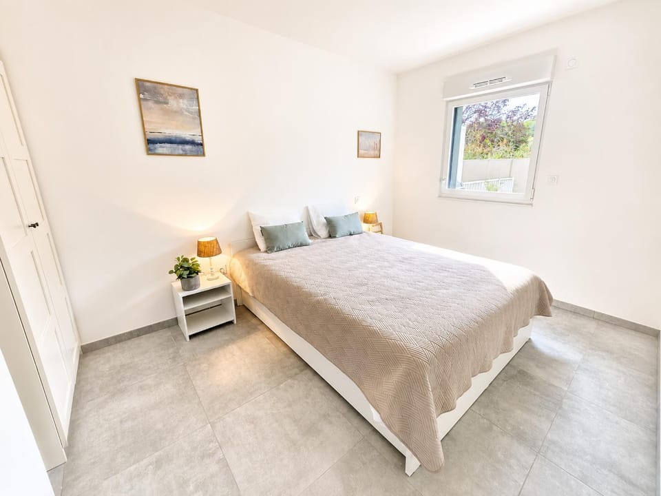 Bed, Photo of the whole room, Bedroom, heating, wardrobe, air conditioner