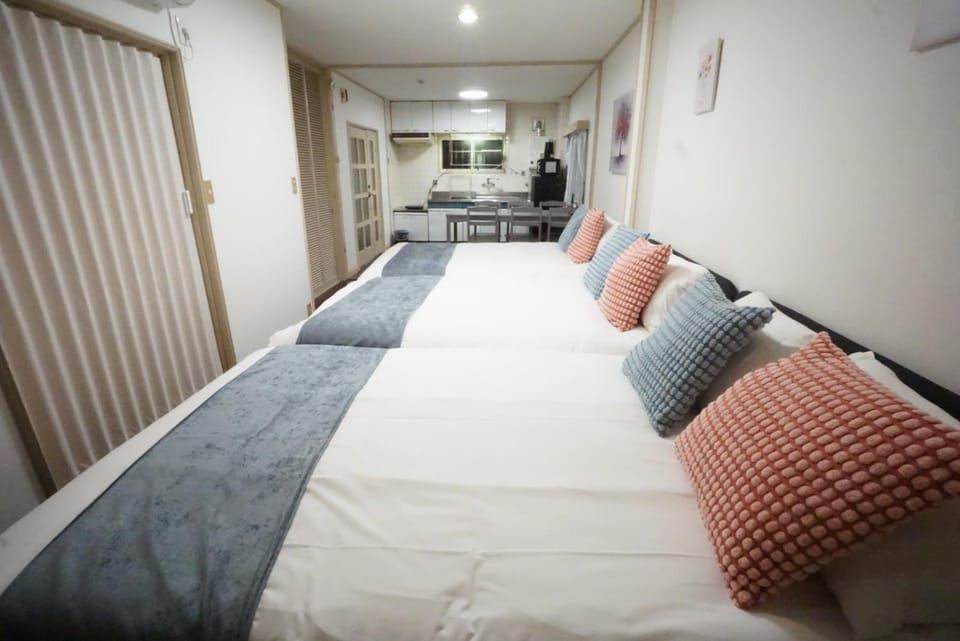Apartment House White Mansion Apartment in Osaka