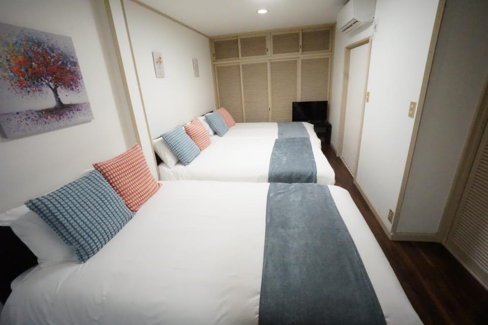 Apartment House White Mansion Apartment in Osaka