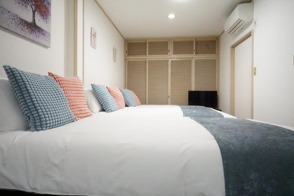 Apartment House White Mansion Apartment in Osaka
