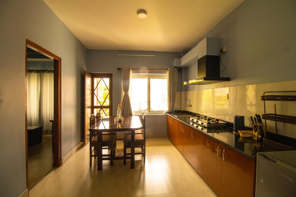 Kitchen or kitchenette, Dining area, stove