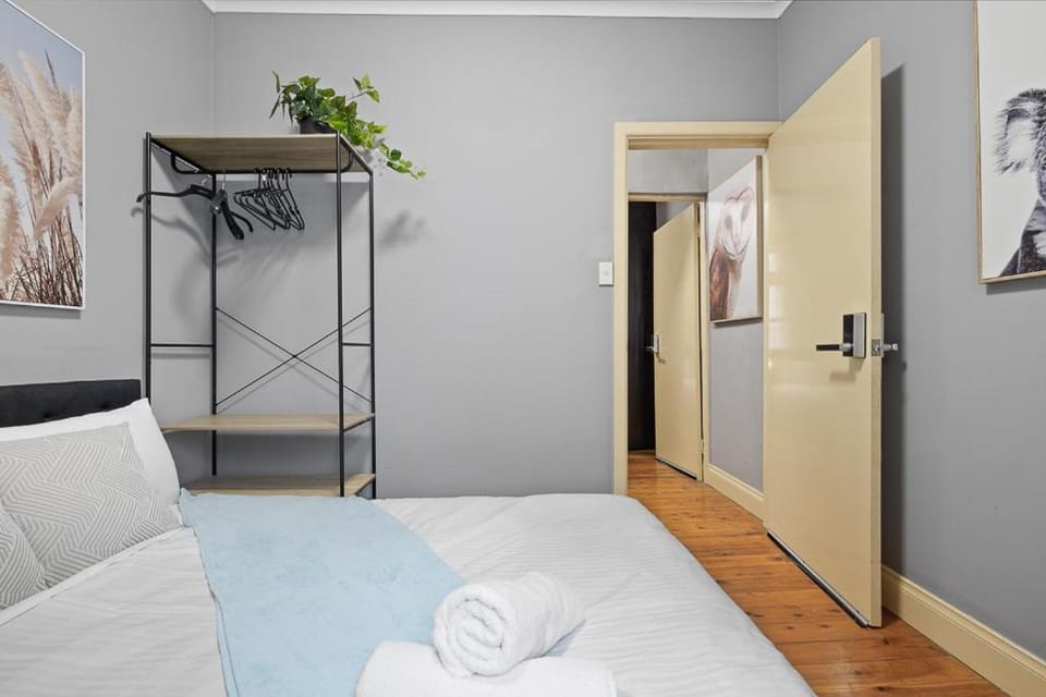 Cozy Double Room - AC- Seconds to Central Station - Shared Bathroom Bed and Breakfast in Surry Hills