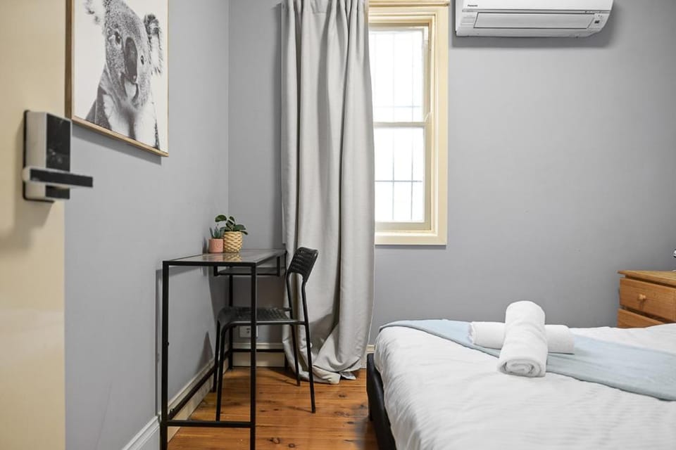 Cozy Double Room - AC- Seconds to Central Station - Shared Bathroom Bed and Breakfast in Surry Hills