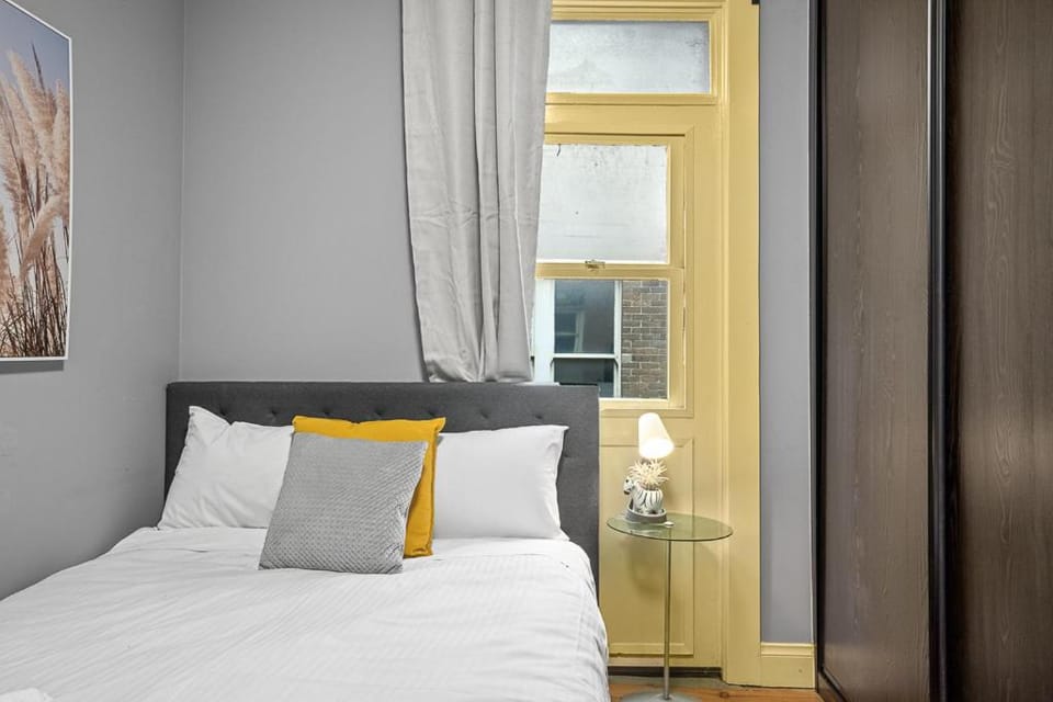 Cozy Double Room - AC- Seconds to Central Station - Shared Bathroom Bed and Breakfast in Surry Hills