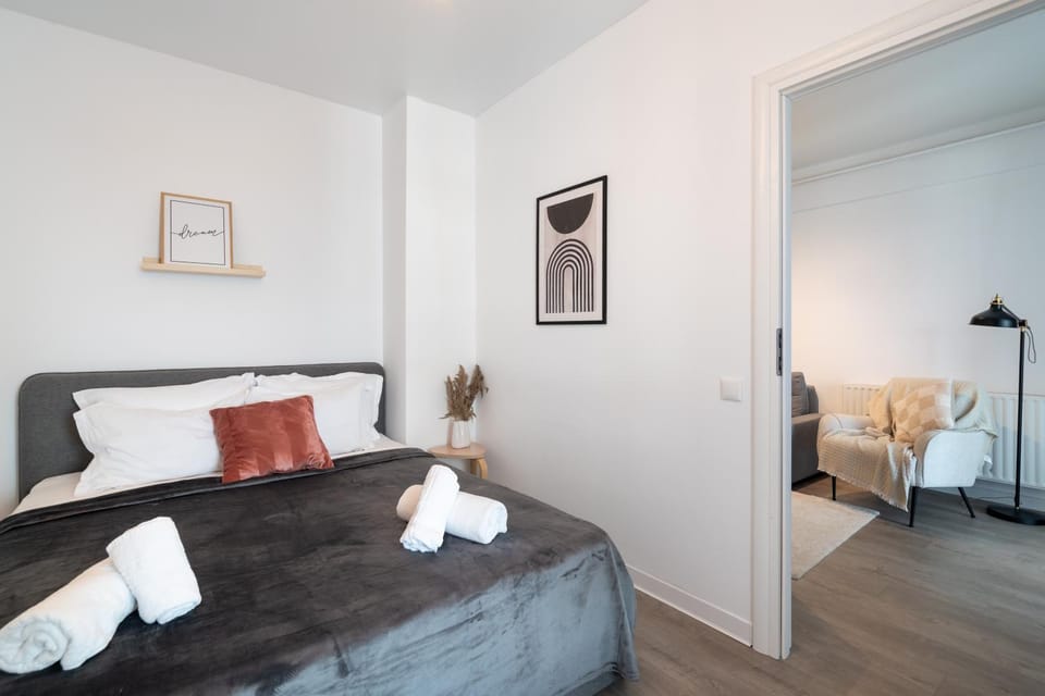 Bed, Living room, Photo of the whole room, Seating area, Bedroom, towels