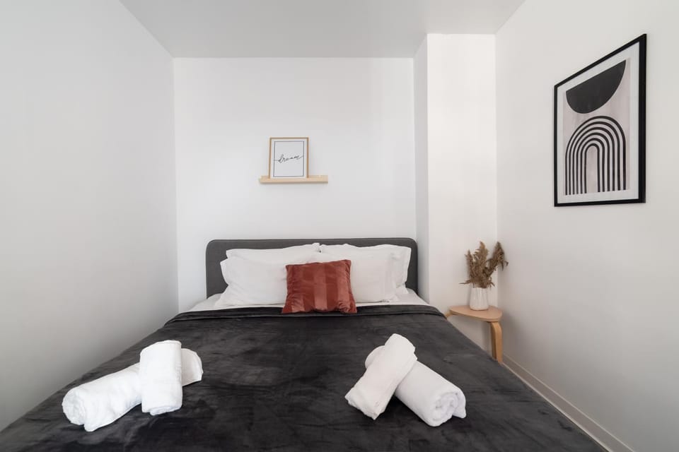 Bed, Photo of the whole room, Bedroom, towels