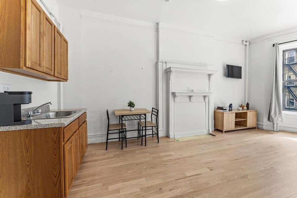 Bright Uptown Manhattan Studio Near Subway&Dining Apartment in Washington Heights