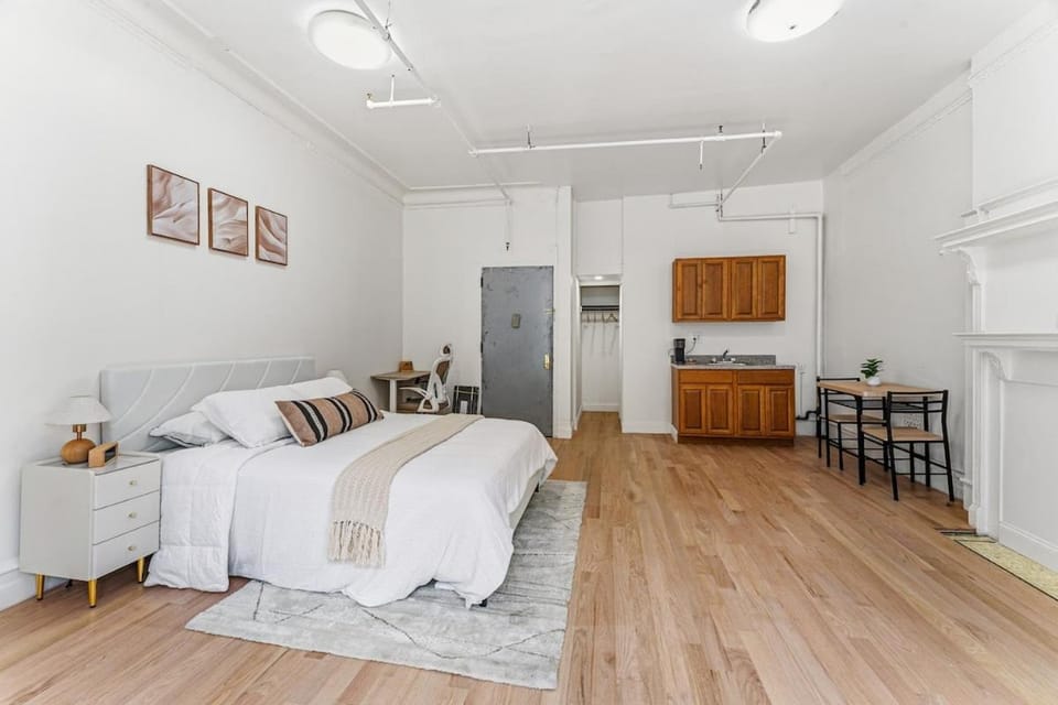 Bright Uptown Manhattan Studio Near Subway&Dining Apartment in Washington Heights