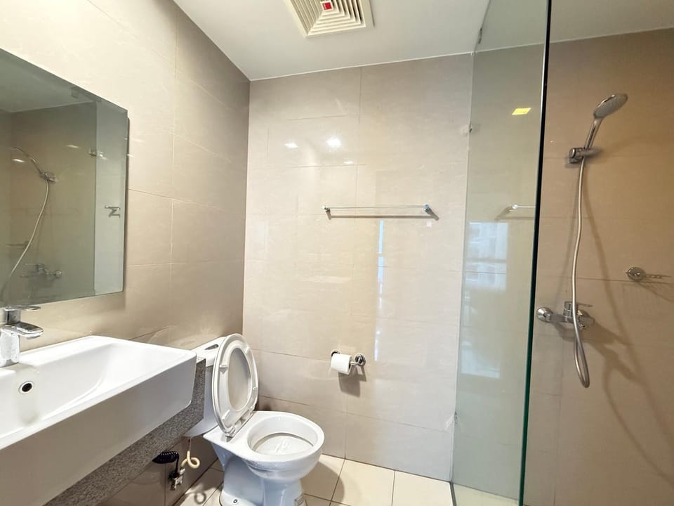 Shower, Toilet